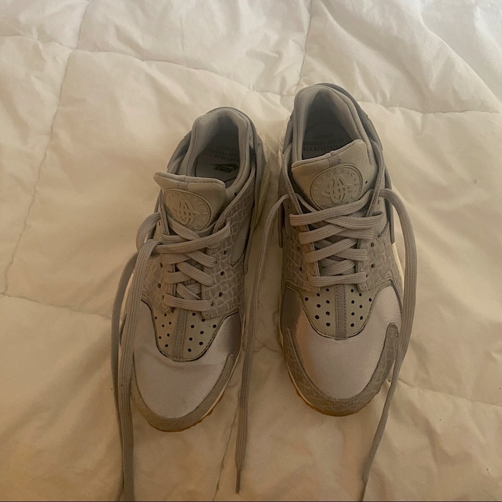 Nike Huarache grey silk size 7 new